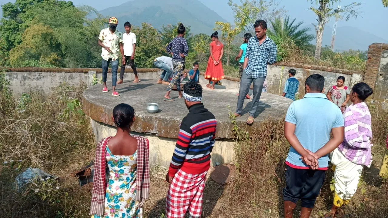  ନାରୀ ସଂଘ ଓ ଯୁବ ଗୋଷ୍ଠୀଙ୍କ ପକ୍ଷରୁ ଦେଶୀ ମହୁଲି ମଦ ଭାଟି ଉପରେ ଚଢ଼ଉ
