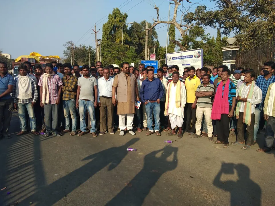  ନୂଆପଡ଼ା : ବିଭିନ୍ନ ମଣ୍ଡିରେ ପଡ଼ି ରହିଛି ୧ଲକ୍ଷ ୮୦ ହଜାର ବସ୍ତା ଧାନ