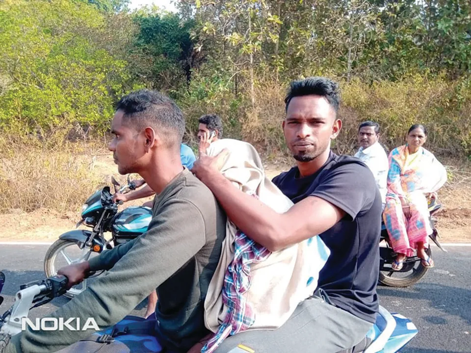  ପାରଳାଖେମୁଣ୍ଡି : ନାହିଁ ମହାପ୍ରୟାଣ ଗାଡ଼ି, ବାଇକ୍‌ରେ ଶବ ବୁହା