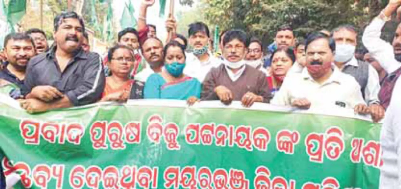  ତେଜିଲା ବିଜେଡି-ବିଜେପି ବିବାଦ : ଜିଲ୍ଲାପରିଷଦ ଅଧ୍ୟକ୍ଷା, ସାଂସଦଙ୍କ କୁଶପୁତ୍ତଳିକା ଦାହ କଲା ବିଜେଡି