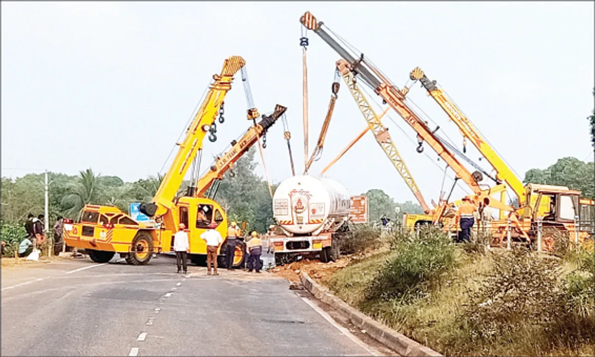  କାଳ ହେଲା ଘନ କୁହୁଡ଼ି : ଗ୍ୟାସ୍‌ ଟ୍ୟାଙ୍କର୍‌, ପୁଲିସ ଭ୍ୟାନ୍‌, ଟ୍ରକ୍‌ ଓଲଟିଲା
