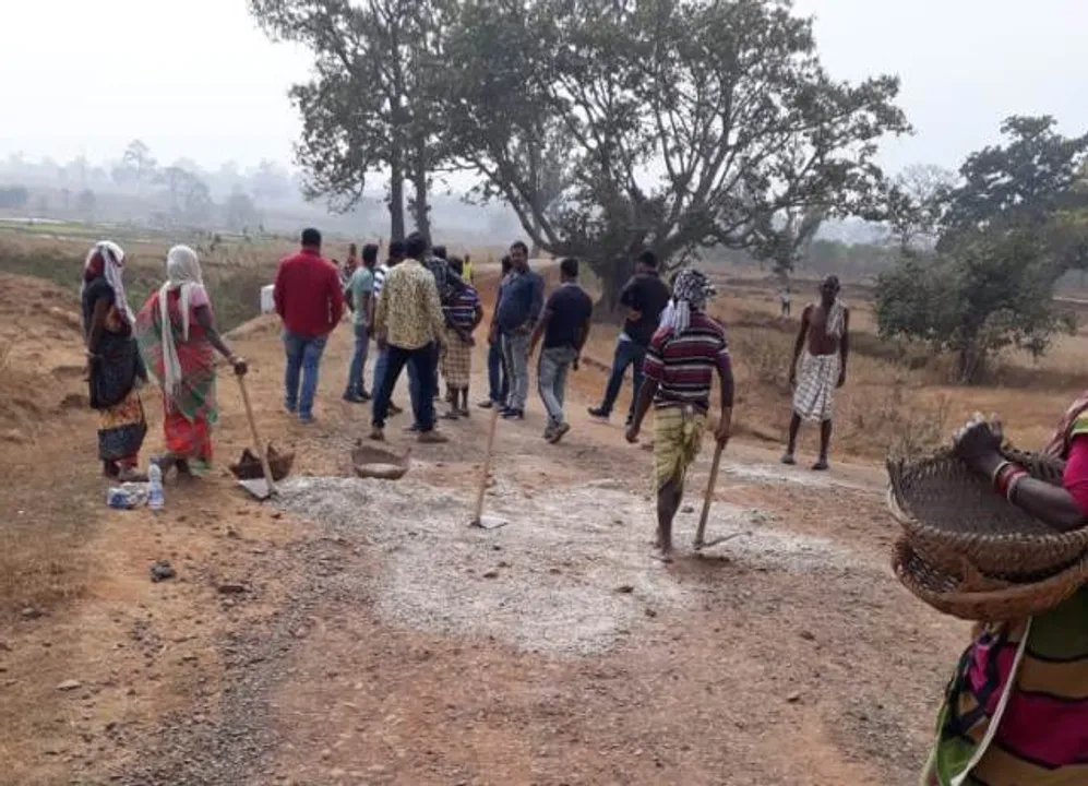  ରାସ୍ତାକୁ ନେଇ ଉତ୍ତେଜନା, କାମ ବନ୍ଦ କଲେ ଗ୍ରାମବାସୀ