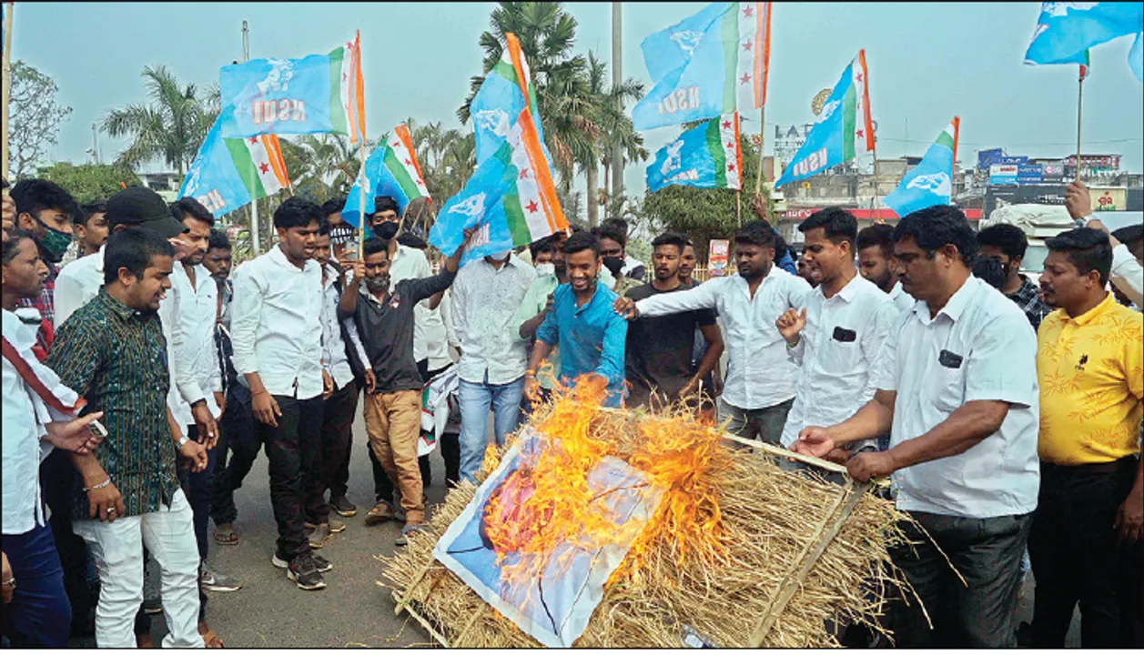  ପଳାସପଲ୍ଲୀ ଦିବ୍ୟାଙ୍ଗ ଯୁବତୀଙ୍କୁ ଯୌନଶୋଷଣ ପ୍ରସଙ୍ଗ: ମନ୍ତ୍ରୀଙ୍କ ଇସ୍ତଫା ଦାବିରେ ଛାତ୍ର କଂଗ୍ରେସର ବିକ୍ଷୋଭ