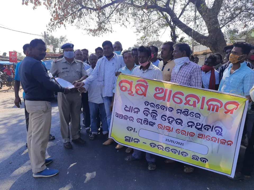  ତରବୋଡ଼ ମଣ୍ଡିରେ ପଡ଼ିରହିଛି ୨୦ ହଜାର ବସ୍ତା ଧାନ, ପେକ୍ସରେ ତାଲା ବନ୍ଦ କରି ଚାଷୀଙ୍କ ବିକ୍ଷୋଭ ପ୍ରଦର୍ଶନ