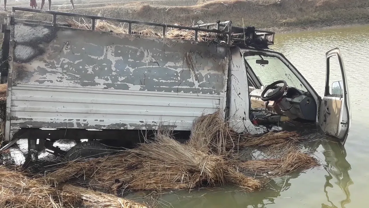  ଚାନ୍ଦବାଲିରେ ବିଦ୍ୟୁତ ତାର ଲାଗି ଜଳିଗଲା ଧାନ ବୋଝେଇ ଗାଡି।