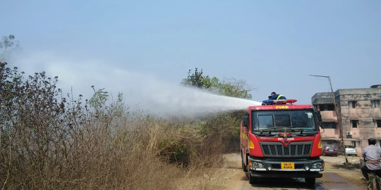  ଉତ୍କଳ ବିଶ୍ଵବିଦ୍ୟାଳୟ କ୍ୟାମ୍ପସରେ ଲାଗିଲା ନିଆଁ, ନିଆଁ ଲିଭାଉଛନ୍ତି ଅଗ୍ନିଶମ କର୍ମଚାରୀ