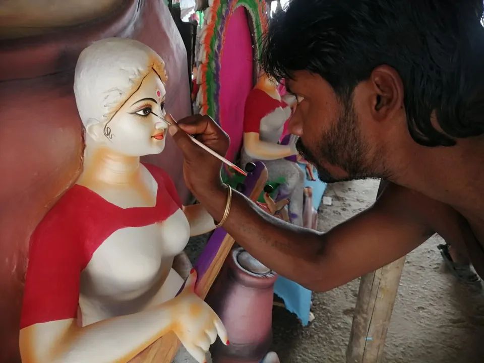  ସରସ୍ୱତୀଙ୍କ ମୂର୍ତ୍ତି ନିର୍ମାଣରେ ଶିଳ୍ପୀ