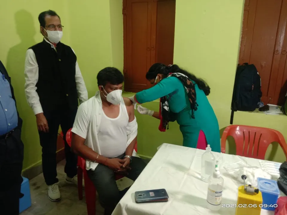  ବାଲେଶ୍ୱର ଜିଲ୍ଲାପାଳ କେ. ସୁଦର୍ଶନ ଚକ୍ରବର୍ତ୍ତୀ କୋଭିଡ ଟିକା ନେଲେ