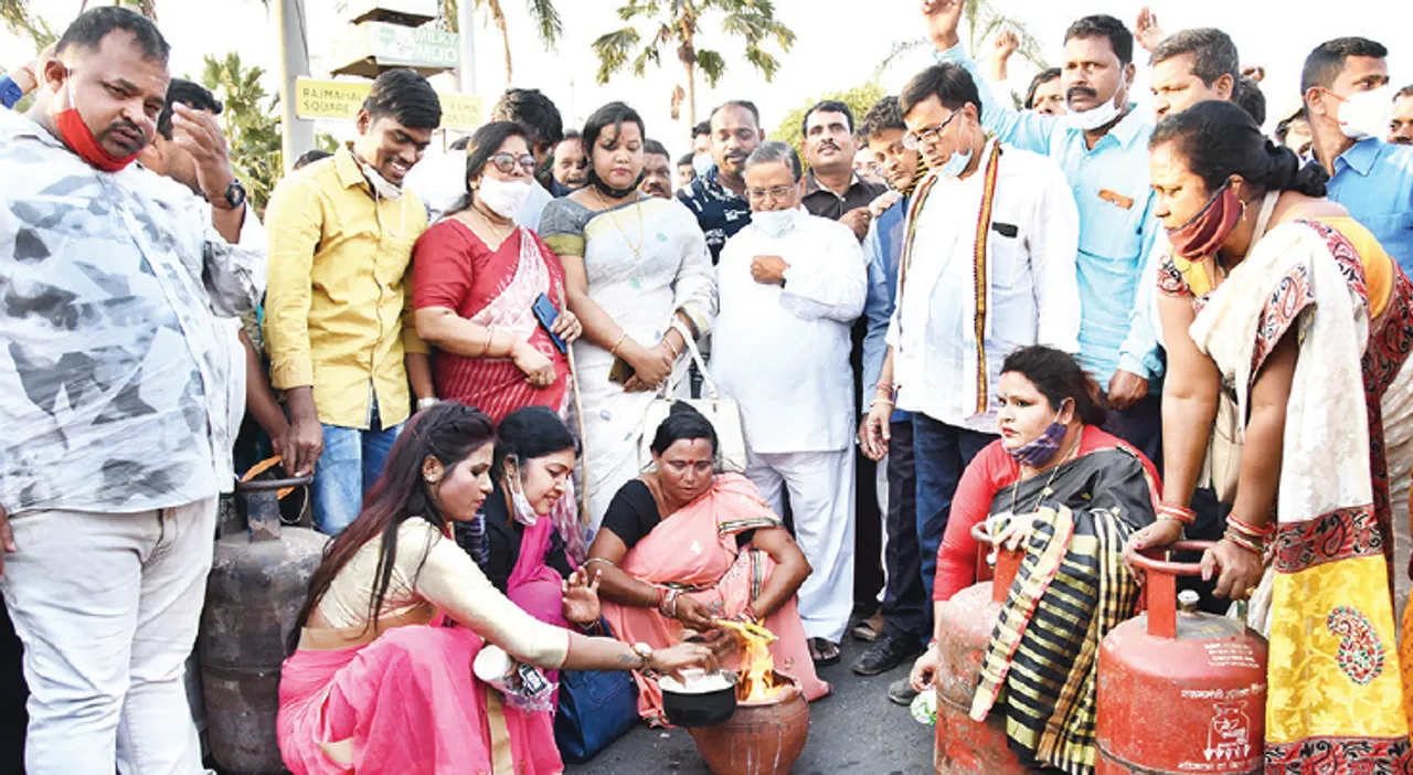  ତୈଳଦର ବୃଦ୍ଧି ପ୍ରତିବାଦ: ମହିଳା କଂଗ୍ରେସ ଓ ସମାଜବାଦୀ ପାର୍ଟିର ବିକ୍ଷୋଭ