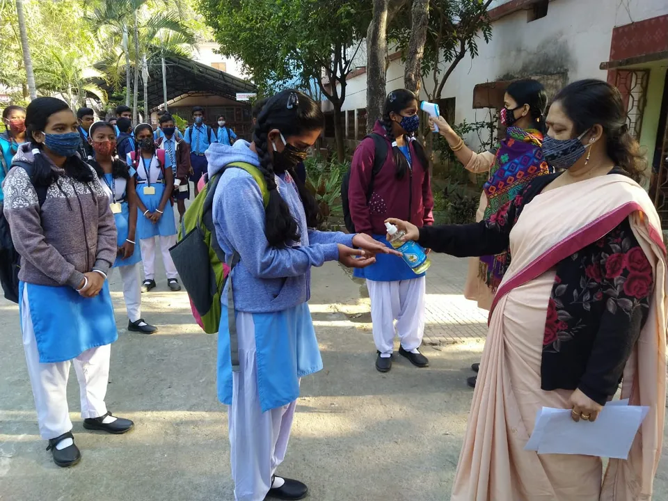  ନବମ ଶ୍ରେଣୀ ପିଲାଙ୍କ ପାଇଁ ଖୋଲିଲା ସ୍କୁଲ: ସମ୍ବଲପୁର ବୁଢାରଜା ହାଇସ୍କୁଲର ଦୃଶ୍ୟ