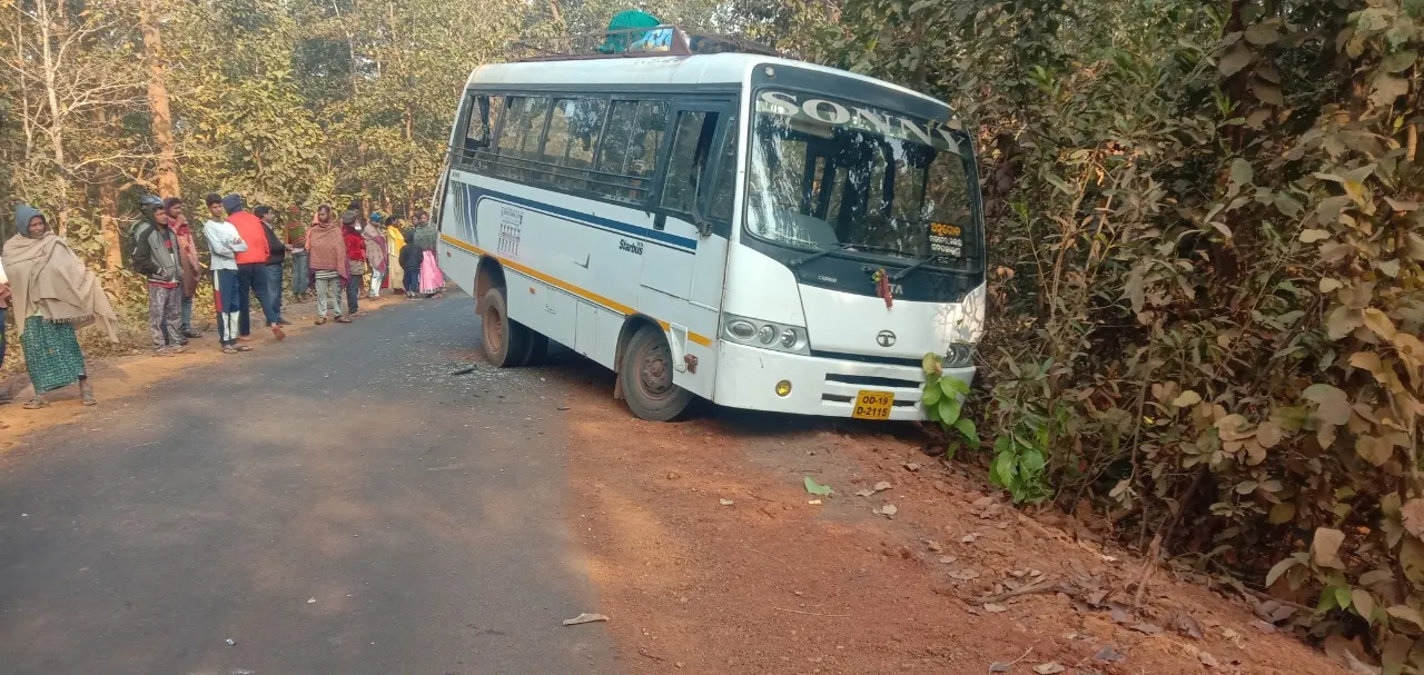  ଦୁଇ ବସ୍ ମୁହାଁମୁହିଁ: ଅଳ୍ପକେ ବର୍ତ୍ତିଲେ ଯାତ୍ରୀ