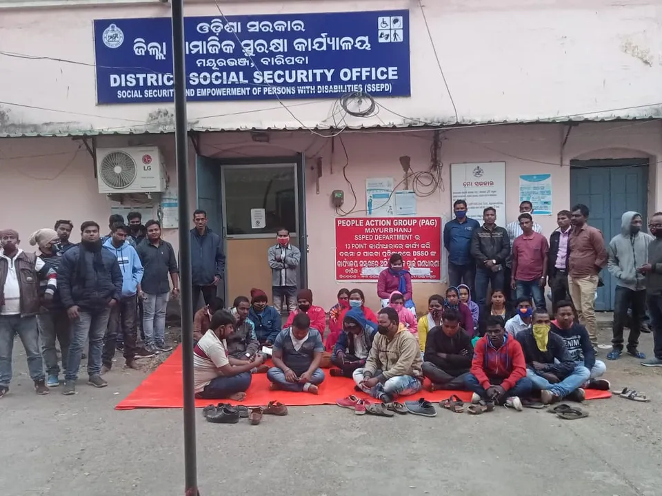  ବକେୟା ଦରମା ପ୍ରଦାନ ଦାବି; ୪୦୪ ପିଏଜି କର୍ମୀମାନଙ୍କ ଧାରଣା