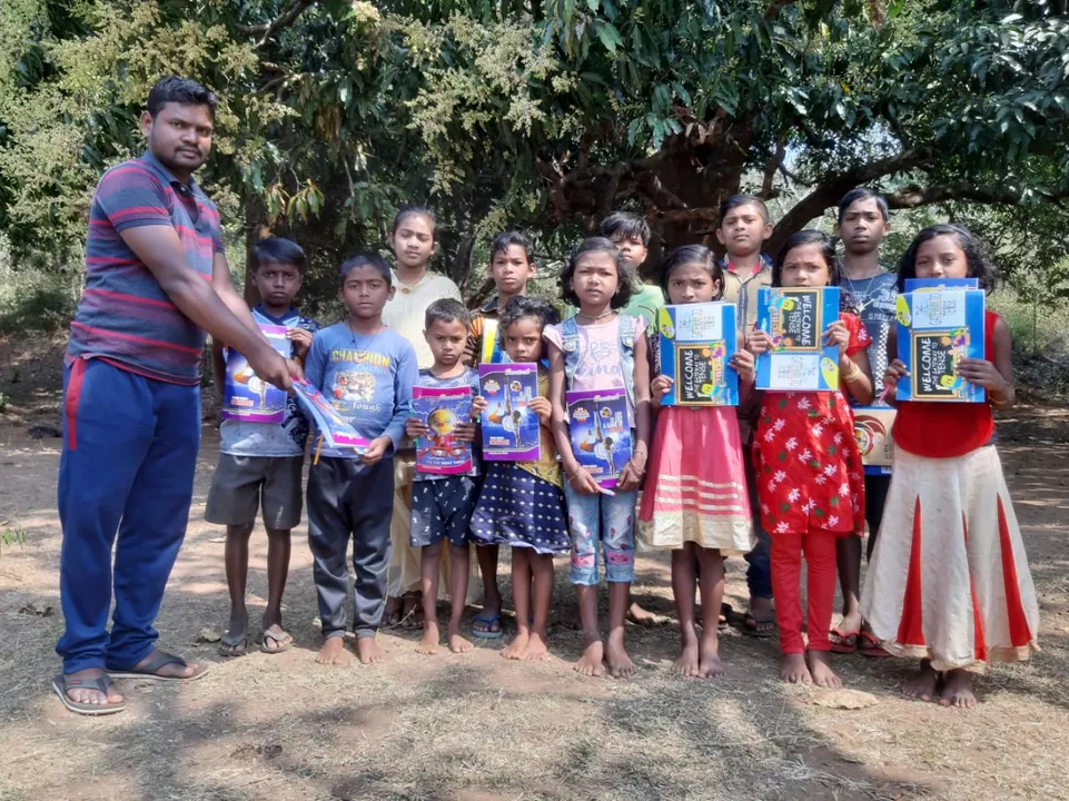  ବୃତ୍ତି ଟଙ୍କାରେ ବହି ଓ ଖାତା କିଣି ଗରିବ ଛାତ୍ରଛାତ୍ରୀଙ୍କୁ ଯୋଗାଇ ଦେଉଛନ୍ତି ରାଜେଶ