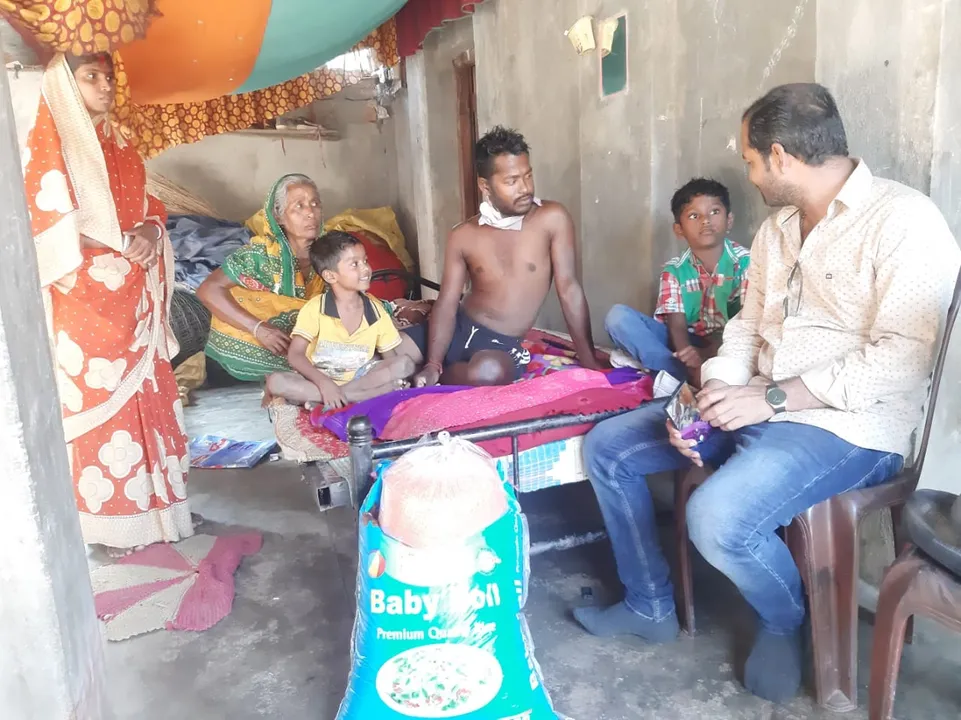  କିଡନୀ ରୋଗୀଙ୍କୁ ରାସନ ଓ ଆର୍ଥିକ ସହାୟତା ଦେଲେ ବିନୋଦ