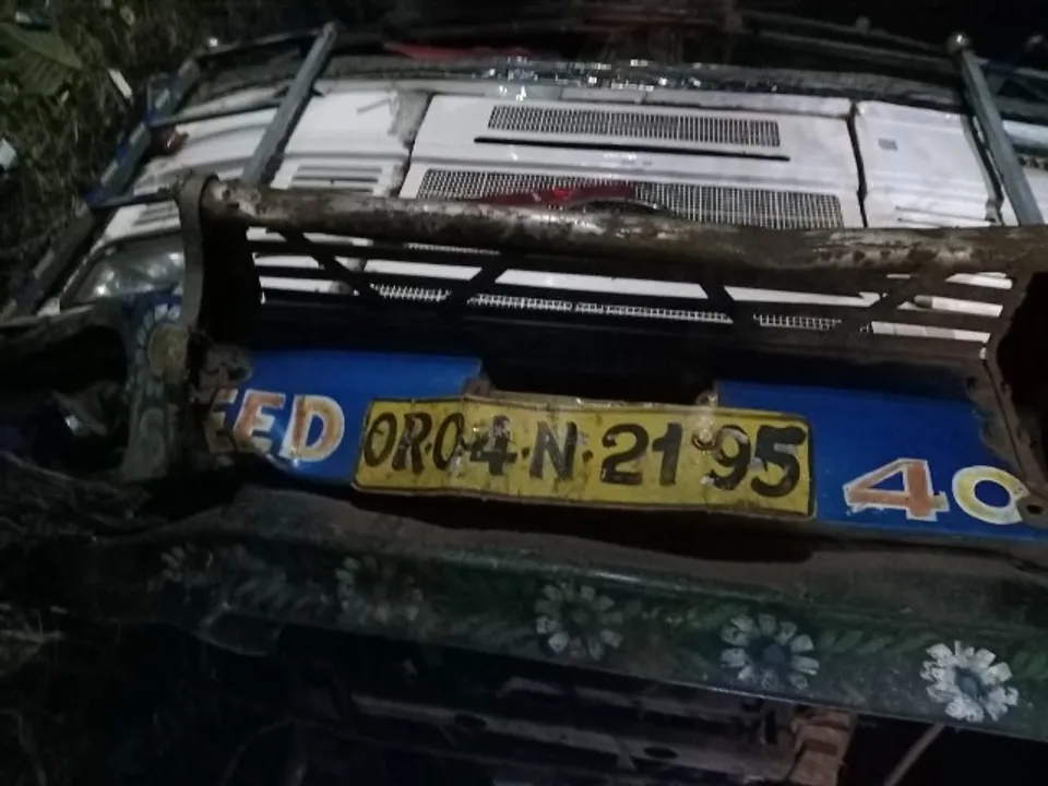  ଟ୍ରକ ଓଲଟିବାରୁ ଚାପି ହୋଇଗଲେ ୩ ସ୍କୁଟି ଆରୋହୀ; ମହିଳାଙ୍କ ମୃତ୍ୟୁ, ୨ ଗୁରୁତର