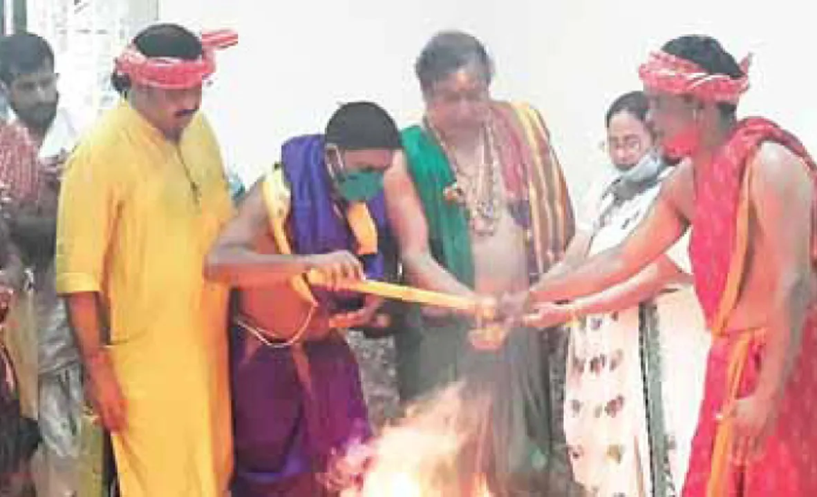  ନିର୍ବାଚନ ପୂର୍ବରୁ ବିରାଟ ପୂଜାର ଆୟୋଜନ : ମମତାଙ୍କ ଘରେ ପୂଜା କଲେ ଜଗୁନି