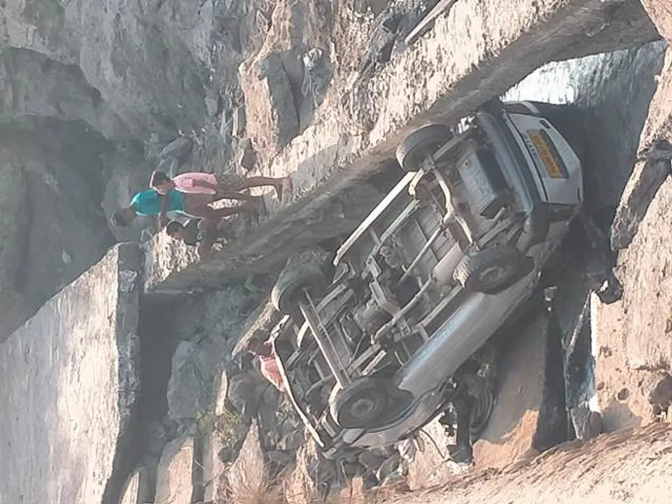  ପୋଲ ତଳକୁ ଖସିଲା ଗାଡ଼ି, ୭ ଶ୍ରମିକ ଆହତ