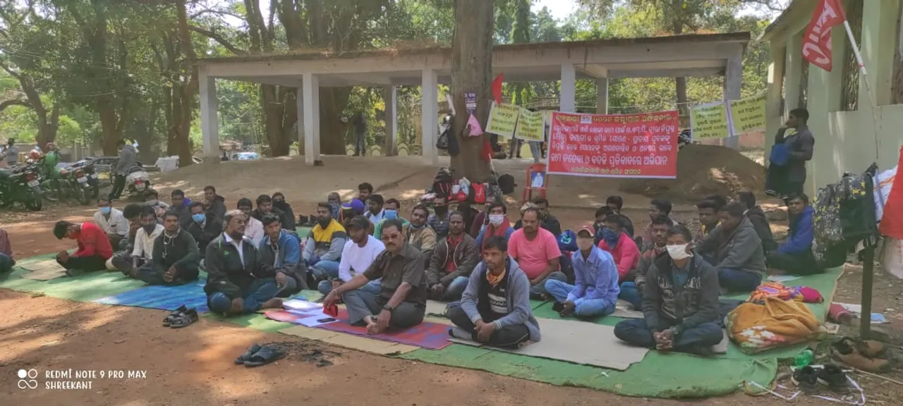  ନ୍ୟାୟ ପାଇଁ ଶୀତ କାକରରେ ପଡିଛନ୍ତି ଶ୍ରମିକ, ଶୁଣୁନି ପ୍ରଶାସନ 