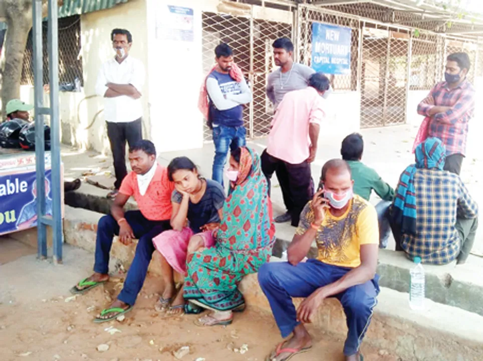  କ୍ୟାପିଟାଲ୍‌ ହସ୍ପିଟାଲ୍‌ରେ ମୃତ ଛୋଟୁଲାଲ୍‌ଙ୍କ ପରିବାରବର୍ଗ 