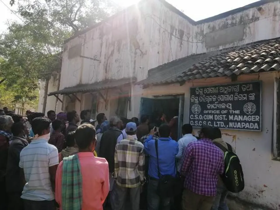  ନୂଆପଡ଼ା : ଯୋଗାଣ ଅଫିସରେ ତଲା ପକାଇ ସିଏସଓଙ୍କୁ ଗୋଡ଼ାଇଲେ ଚାଷୀ