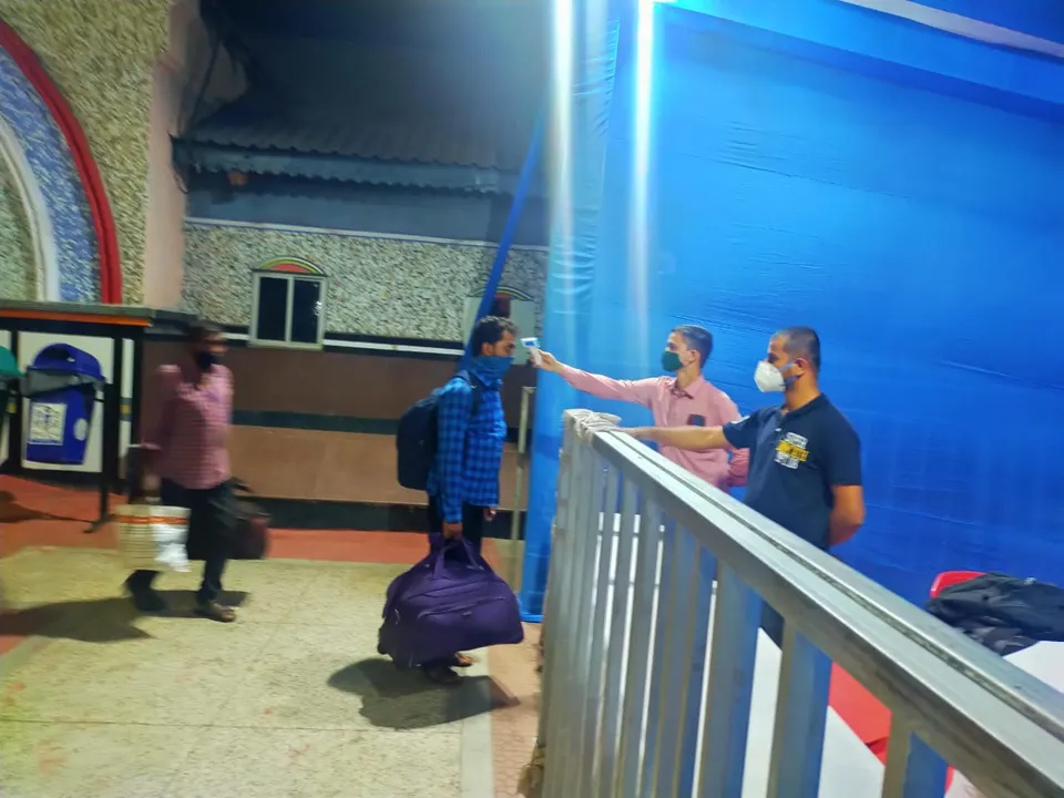  ସୁରତରୁ ଆସିଲେ ୫୦୦ ପ୍ରବାସୀ; ସ୍ବାସ୍ଥ୍ୟ ଯାଞ୍ଚ କଲାନି ପ୍ରଶାସନ, ଥର୍ମାଲ ସ୍କ୍ରିନିଂ କରି ଛାଡ଼ିଦେଲା