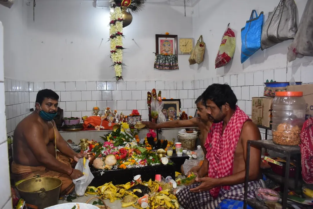  ଭୁବନେଶ୍ବର: କୋଭିଡ କଟକଣା ଭିତରେ ରାଜଧାନୀର ଆଇଆରସି ଭିଲେଜରେ ଥିବା ସ୍ବପ୍ନେଶ୍ବର ମନ୍ଦିରରେ ପୂଜାର୍ଚ୍ଚନା