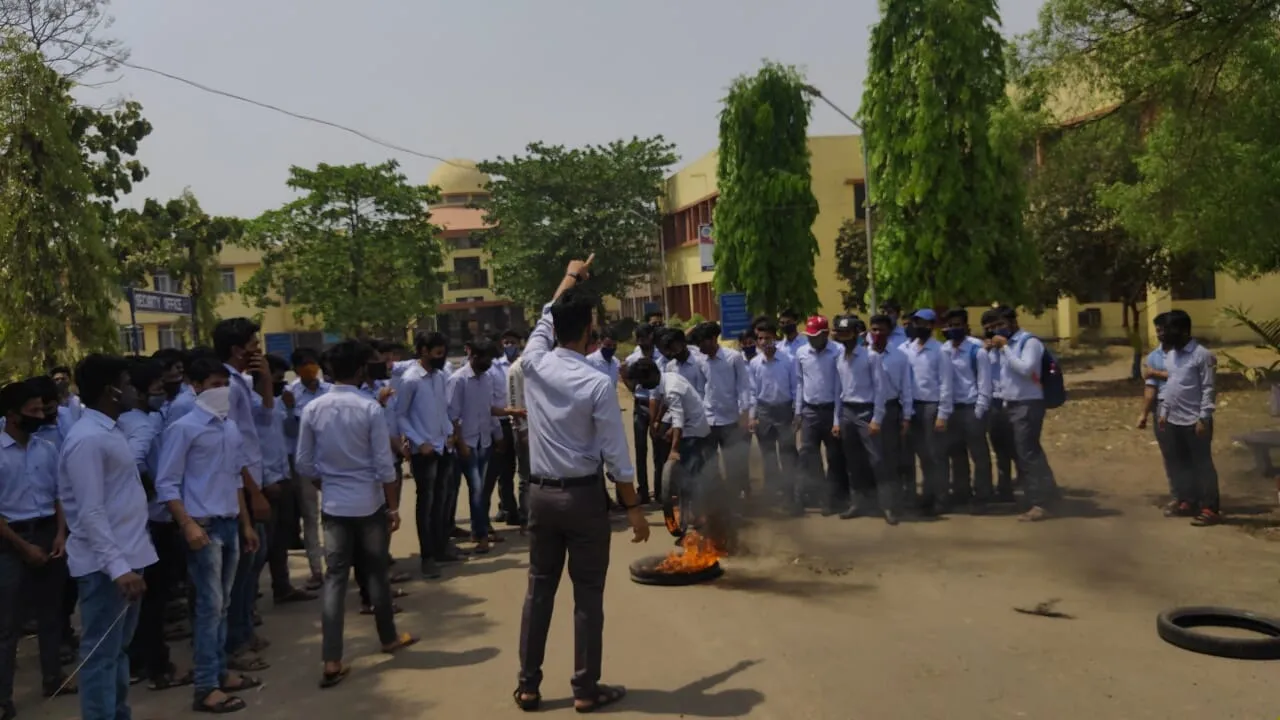  ଅନ୍‌ଲାଇନ୍‌ ପରୀକ୍ଷା ଦାବୀରେ ସରାଙ୍ଗ ଇଞ୍ଜିନିୟରିଙ୍ଗ କଲେଜ ଛାତ୍ରଙ୍କ ବିକ୍ଷୋଭ।