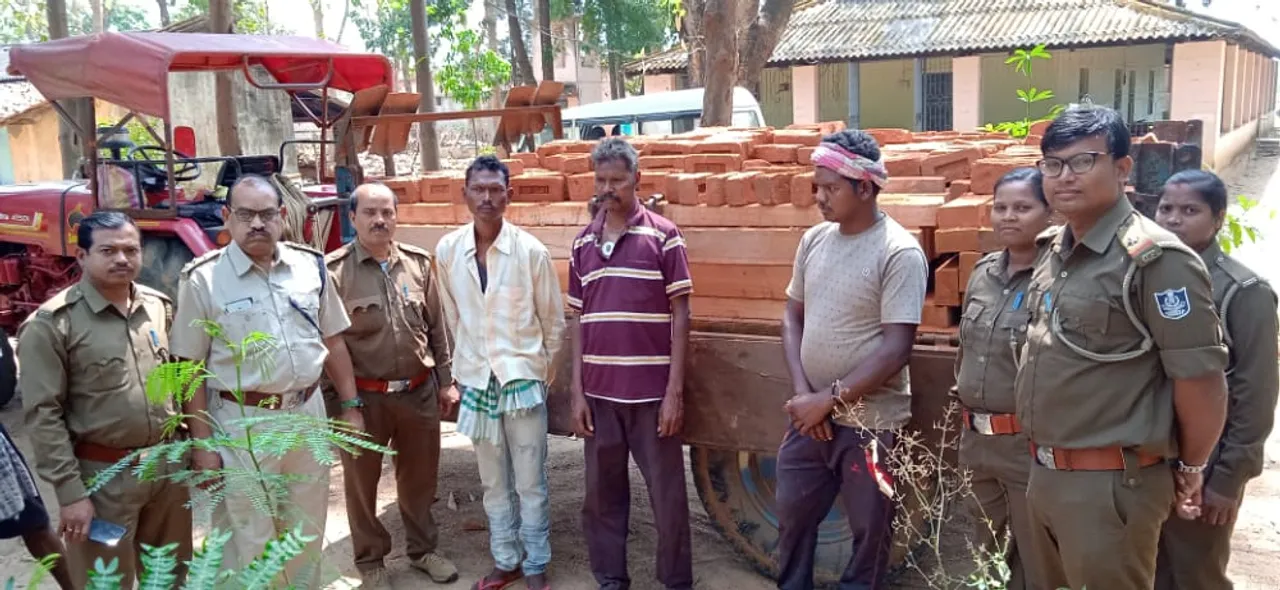  ସୁନ୍ଦରଗଡ଼: ଇଟା ତଳେ କାଠ ଚାଲାଣ, ଧରିଲା ବନବିଭାଗ।