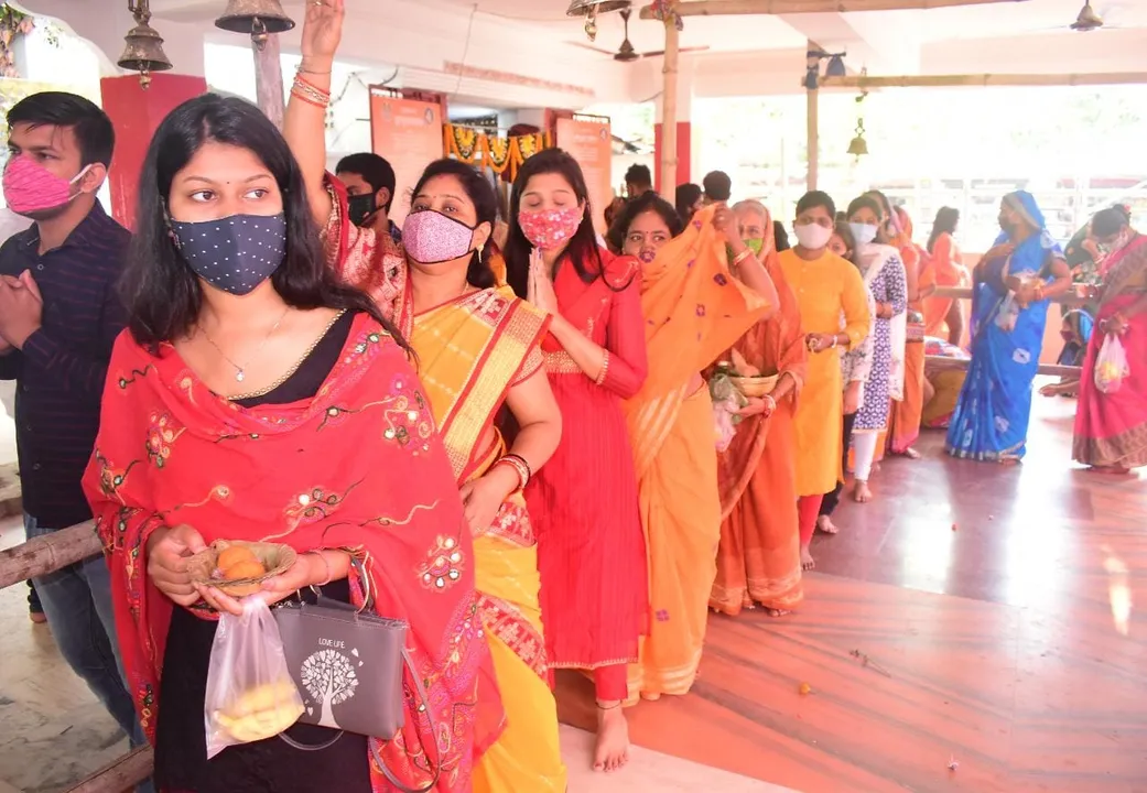  ଶିବରାତ୍ରୀରେ ଧାଡ଼ିରେ ରହି ଦର୍ଶନ ପାଇଁ ମନ୍ଦିରକୁ ପ୍ରବେଶ କରୁଛନ୍ତି ଶ୍ରଦ୍ଧାଳୁ। (ଫଟୋ: ବିଭୂତି, ଭୁବନେଶ୍ବର)