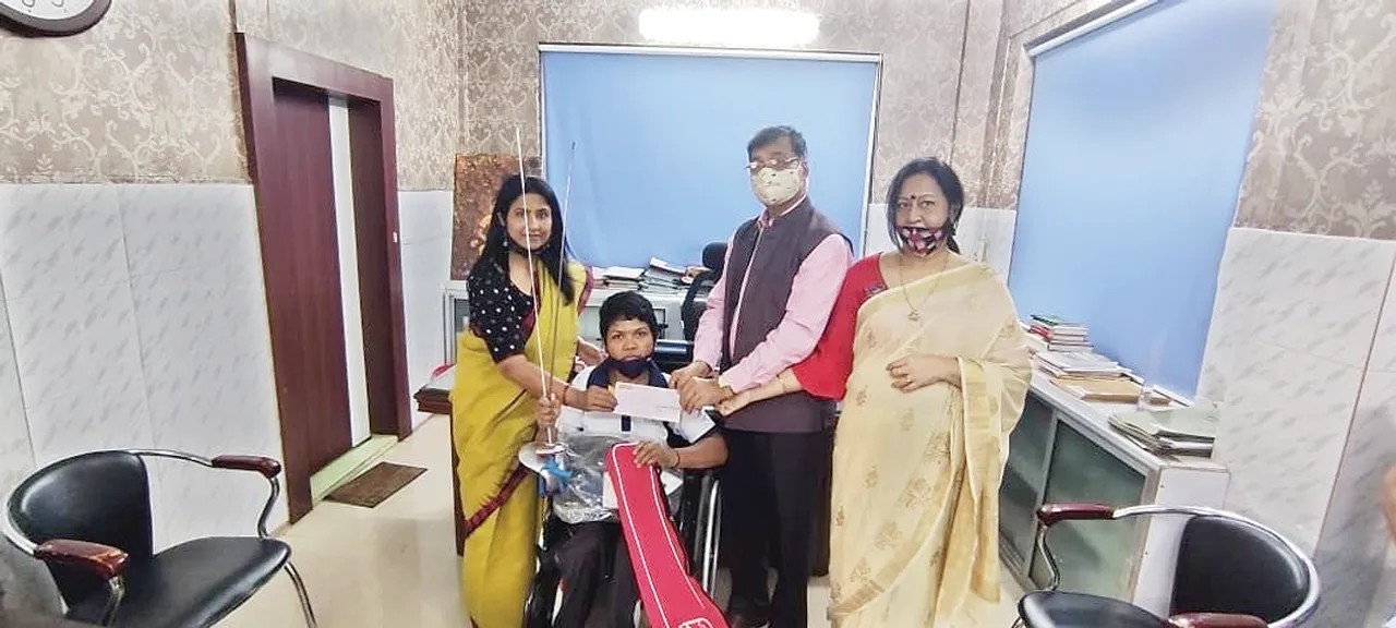  ପୂଜାସ୍ବିନୀ ପାଇଲେ ଫେନ୍ସିଂ କିଟ୍, ରୋଟାରି କ୍ଲବ୍ ମିଡୋସ୍ ପକ୍ଷରୁ ମିଳିଲା ସହାୟତା