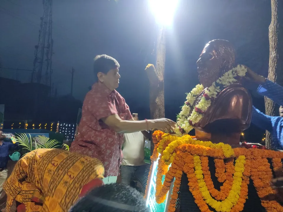  ବଡ଼ବିଲ ସାହିତ୍ୟ ଘର ପକ୍ଷରୁ ପ୍ରତିଷ୍ଠିତ ଆଦିକବି ଶାରଳା ଦାସଙ୍କ ପ୍ରତିମୂର୍ତ୍ତି ଉନ୍ମୋଚନ କଲେ ‘ସମ୍ବାଦ’ର ସମ୍ପାଦକ ସୌମ୍ୟରଞ୍ଜନ ପଟ୍ଟନାୟକ।