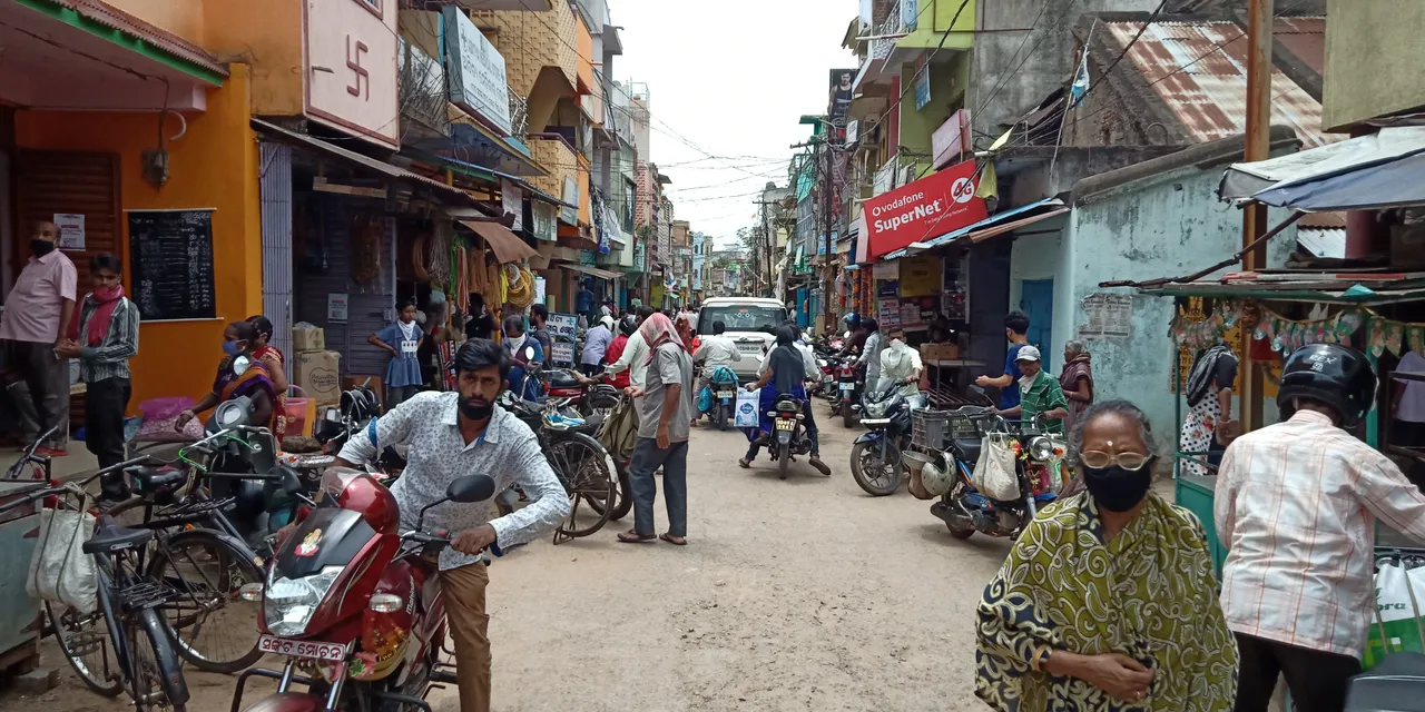  ଭଞ୍ଜନଗର : ଘୋ‌ଷଣାରେ ସୀମିତ କୋଭିଡ୍ କଟକଣା, ନିୟମ ତା’ ବାଟରେ, ମାନିବାକୁ ନିଘା ନାହିଁ