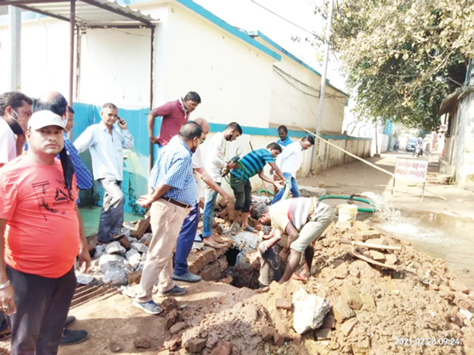  ପାଇପ୍‌ରେ ଡ୍ରେନ୍‌ ପାଣି ମିଶିବା ଘଟଣା : ମରାମତି ହେଲା ଫଟା ପାଇପ୍‌