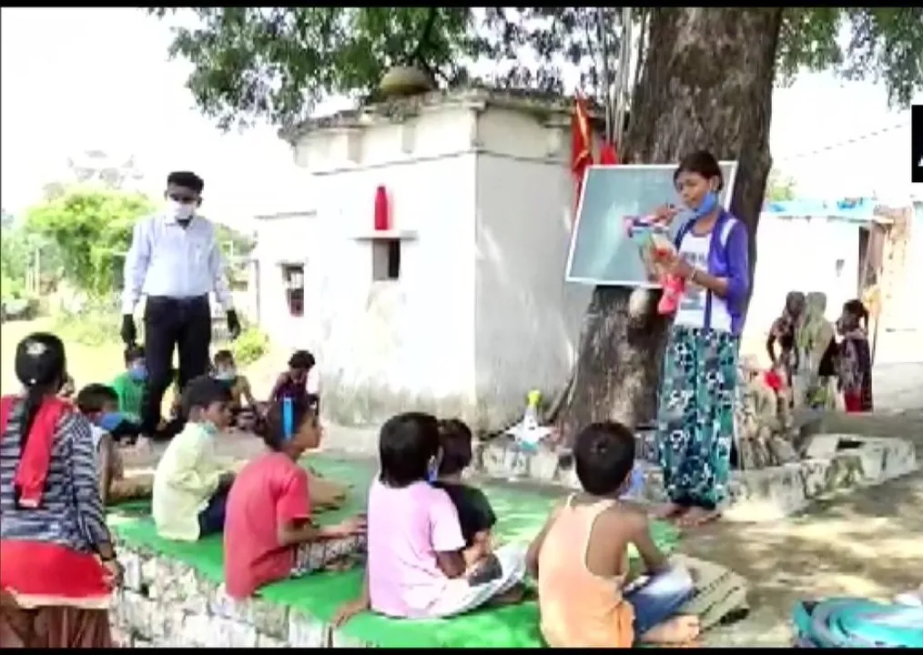  ଅନଲାଇନ ପାଠପଢ଼ାରେ ସାମିଲ ହୋଇ ପାରୁ ନ ଥିଲେ ଗରିବ ପିଲା; ଶିକ୍ଷକ ସ୍କୁଟିରେ ତିଆରି କଲେ ଲାଇବ୍ରେରି