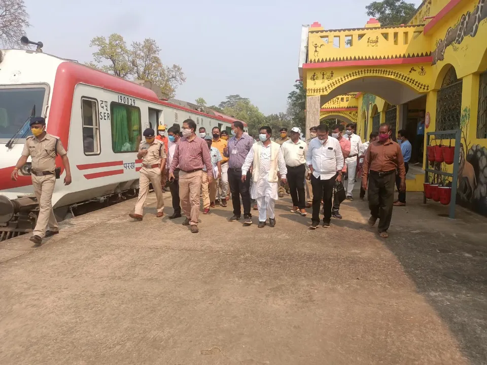  ଭଞ୍ଜପୁର ଷ୍ଟେସନ୍‌ରେ ବୁକିଂ କାଉଣ୍ଟର୍‌ ଖୋଲିବାକୁ ଦାବି, ମୟୁରଭଞ୍ଜରେ ରେଳ ଭିତ୍ତିଭୂମି ବିକାଶ ନେଇ ଡିଆରଏମ୍‌ଙ୍କ ସହିତ ସାଂସଦ ବିଶ୍ବେଶ୍ବରଙ୍କ ଆଲୋଚନା
