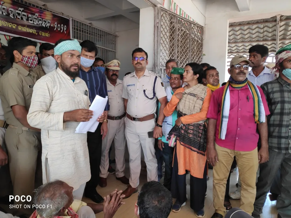  ଧାନବସ୍ତା ଧରି ନବ ନିର୍ମାଣ କୃଷକ ସଂଗଠନ ସଦସ୍ୟ ଜିଲ୍ଲାପାଳ କାର୍ଯ୍ୟାଳୟକୁ ଧସେଇ ପଶିଲେ 