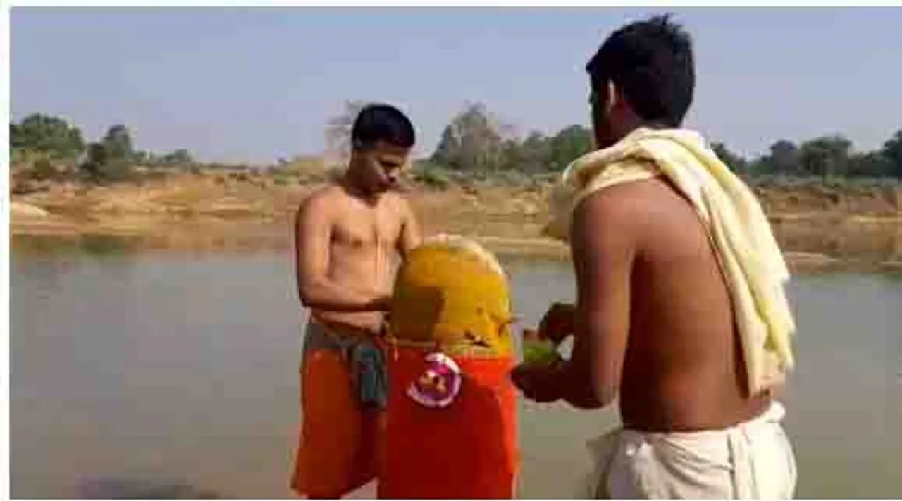 ସିଧେଶ୍ବରପୀଠରେ ବାଲି ଖୋଳୁ ଖୋଳୁ ବାହାରିଥିବା ମହାଦେବଙ୍କୁ ପୂଜାର୍ଚ୍ଚନା କଲେ ପୂଜକ