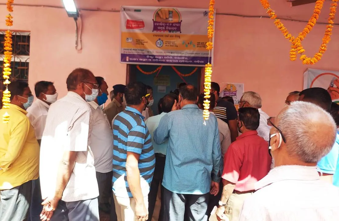  ବଲାଙ୍ଗୀରରେ କୋଭିଡ ଟେନସନ : ନିୟମକୁ ଫୁଃ, ଅବ୍ୟବସ୍ଥାକୁ ନେଇ ବଢ଼ୁଛି ଅସନ୍ତୋଷ