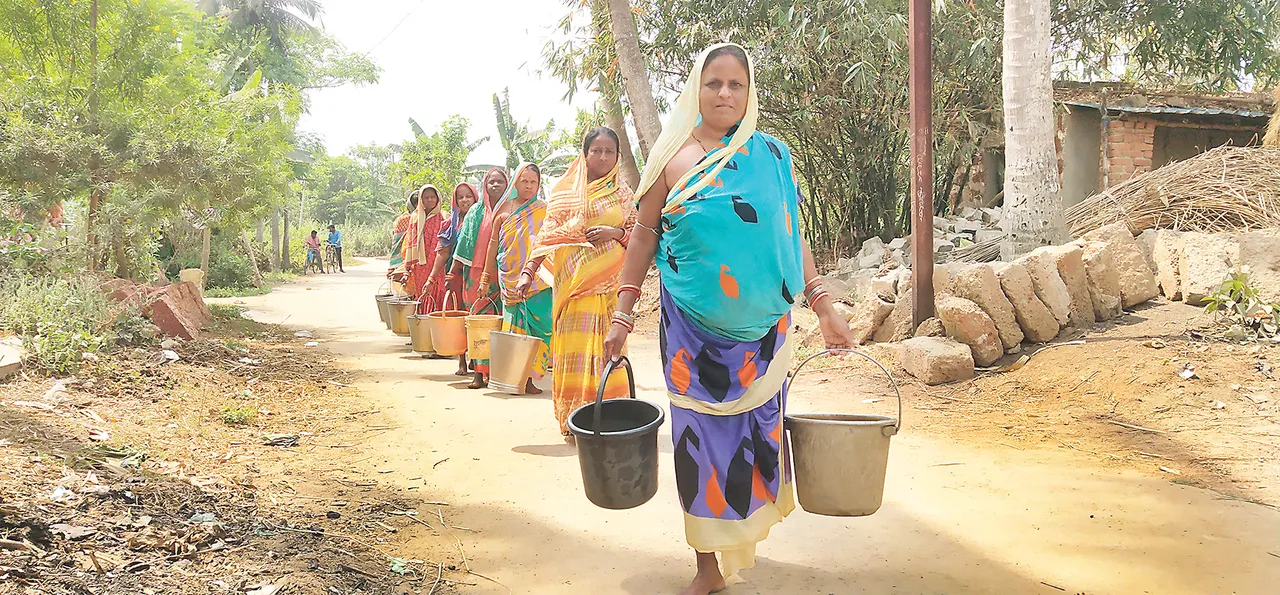  ଗାଁ ମୁଣ୍ଡରେ ବସୁଧା ପାଇପ୍, ପାଣି ପାଇଁ ଅଧ କିଲୋମିଟର ଦୌଡ଼