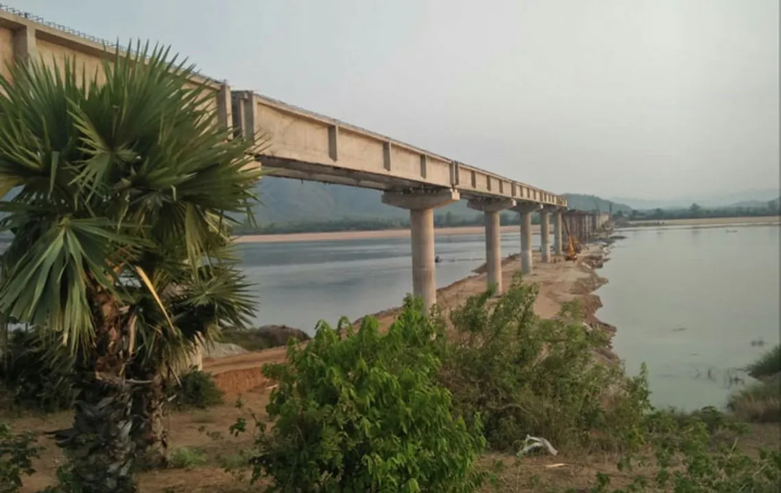  ନିର୍ମାଣାଧୀନ ଧଳପୁର-ଆଠମଲ୍ଲିକ ସେତୁରେ ଶ୍ରମିକ ମୃତ୍ୟୁ ପ୍ରସଙ୍ଗ : ତଦନ୍ତ ନାଁରେ ଦୋଷୀକୁ ଘଣ୍ଟ ଘୋଡ଼ାଉଛି ଶ୍ରମ ବିଭାଗ