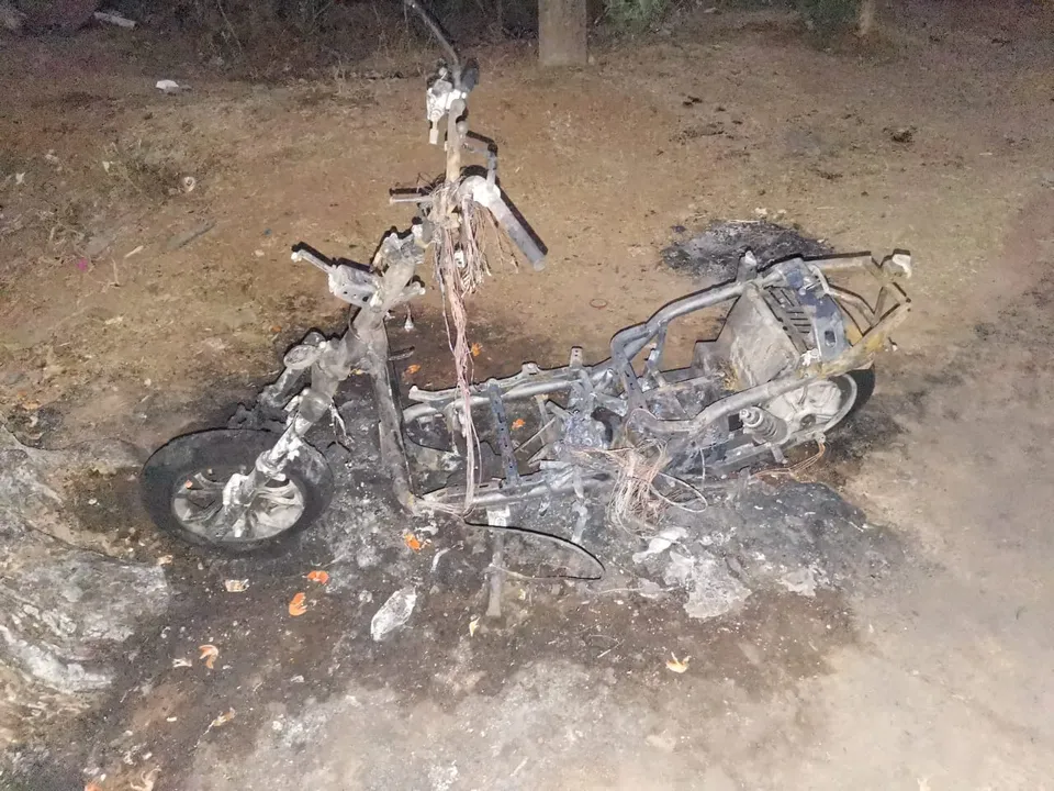  ଘର ସମ୍ମୁଖରେ ରଖାଯାଇଥିଲା ବ୍ୟାଟେରୀ ଚାଳିତ ଗାଡ଼ି, ହଠାତ୍‌ ଜଳିଗଲା