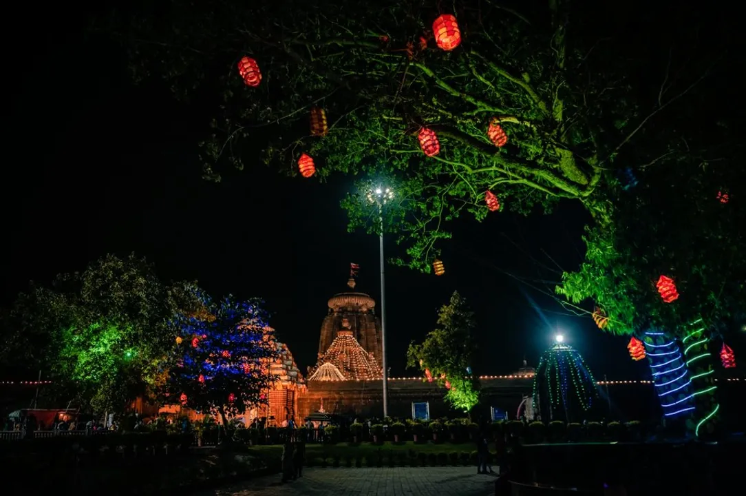  ରାତି ପାହିଲେ ଜାଗର: ରଂଗିନ ଆଲୋକରେ ଝଲସୁଛି ଏକାମ୍ର‌ କ୍ଷେତ୍ର।