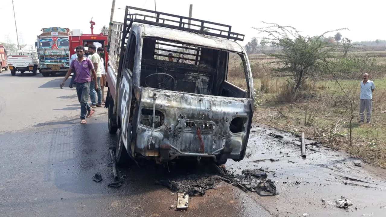  ରାସ୍ତା ମଝିରେ ଜଳିଗଲା ହାଇୱା ଓ ଟାଟା ମ୍ୟାଜିକ ଗାଡି