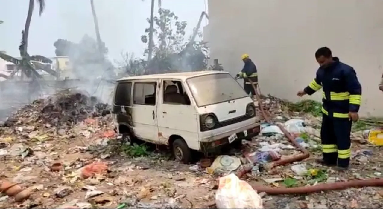  ଅଳିଆ ଗଦାରେ ନିଆଁ ଲାଗି କାର୍ ଜଳିଗଲା