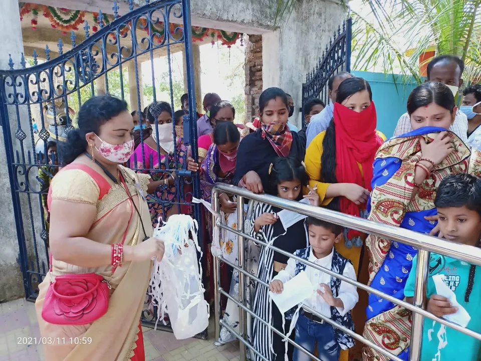  ଜୟପୁର: ମହାଶିବରାତ୍ରୀରେ ଭକ୍ତଙ୍କୁ ମାସ୍କ ବିତରଣ କରୁଛନ୍ତି ଶ୍ରଦ୍ଧାଳୁ।