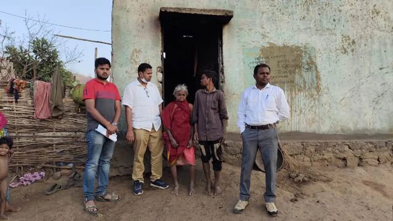  ‘ସମ୍ବାଦ’ ପ୍ରଭାବ : କୁଟିଆ କନ୍ଧ ପରିବାରଙ୍କୁ ଭତ୍ତା ଓ ପିଡିଏସ୍ ଚାଉଳ ମିଳୁନଥିବା ନେଇ ଖବର ପ୍ରକାଶ ପରେ ଗାଁ’ରେ ପହଞ୍ଚିଲା ବ୍ଲକ ପ୍ରଶାସନ