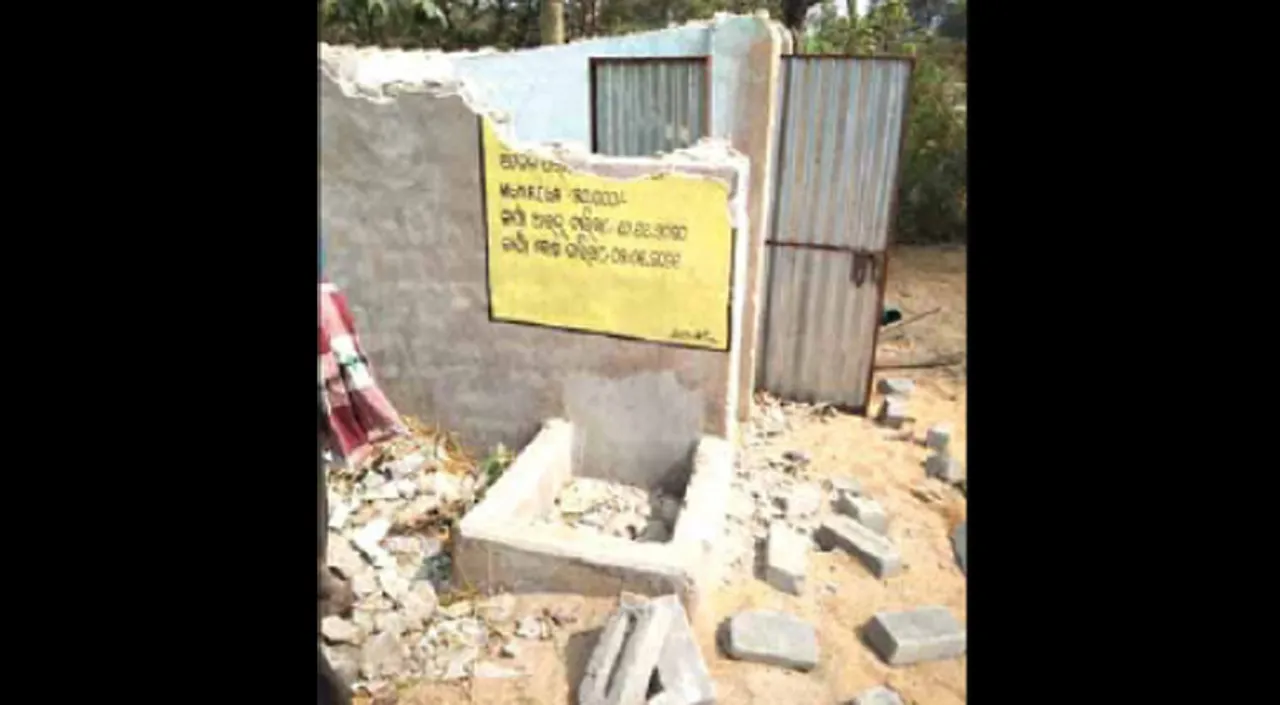  ରାସ୍ତା ଦୁର୍ନୀତି ଢାଙ୍କିବାକୁ ପ୍ରୟାସ : ପାଇଖାନା ଭାଙ୍ଗିଦେଲେ ସରପଞ୍ଚ