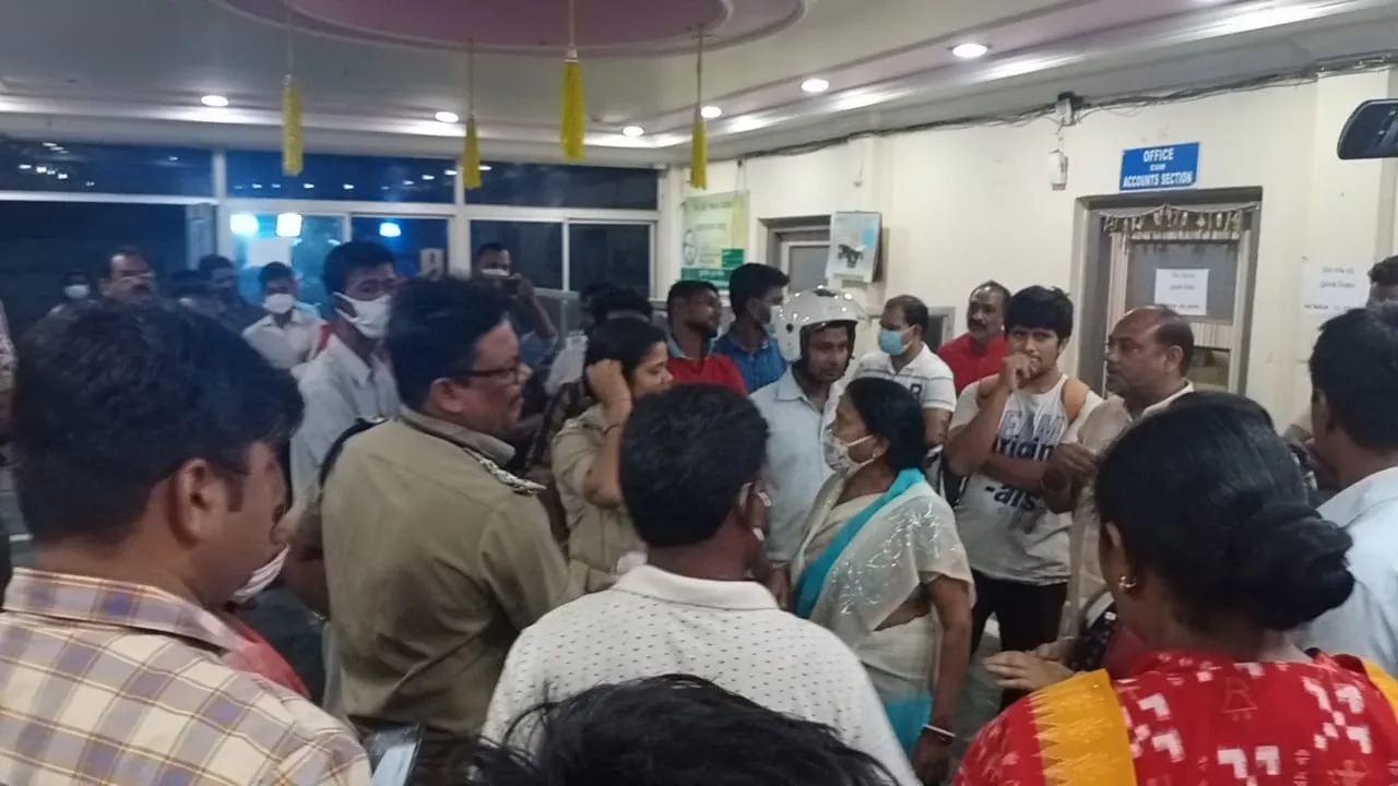  ସମ୍ବଲପୁର : ଚିକିତ୍ସା ଅବହେଳାରୁ ୨ ଜଣ ରୋଗୀଙ୍କ ମୃତ୍ୟୁ ଅଭିଯୋଗ, ମରିବା ପରେ ବି ଅସ୍ତ୍ରୋପଚାର ପାଇଁ ଟଙ୍କା ମଗାଯାଇଥିଲା