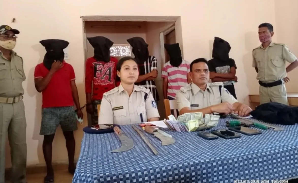  ସୁନ୍ଦରଗଡ଼ କଲେଜ ବାଇପାସ୍‌ରେ ଡକାୟତି ଯୋଜନା : ୫ ଗିରଫ, ୩ ବାଇକ୍ ଓ ବହୁ ମାରଣାସ୍ତ୍ର ଜବତ