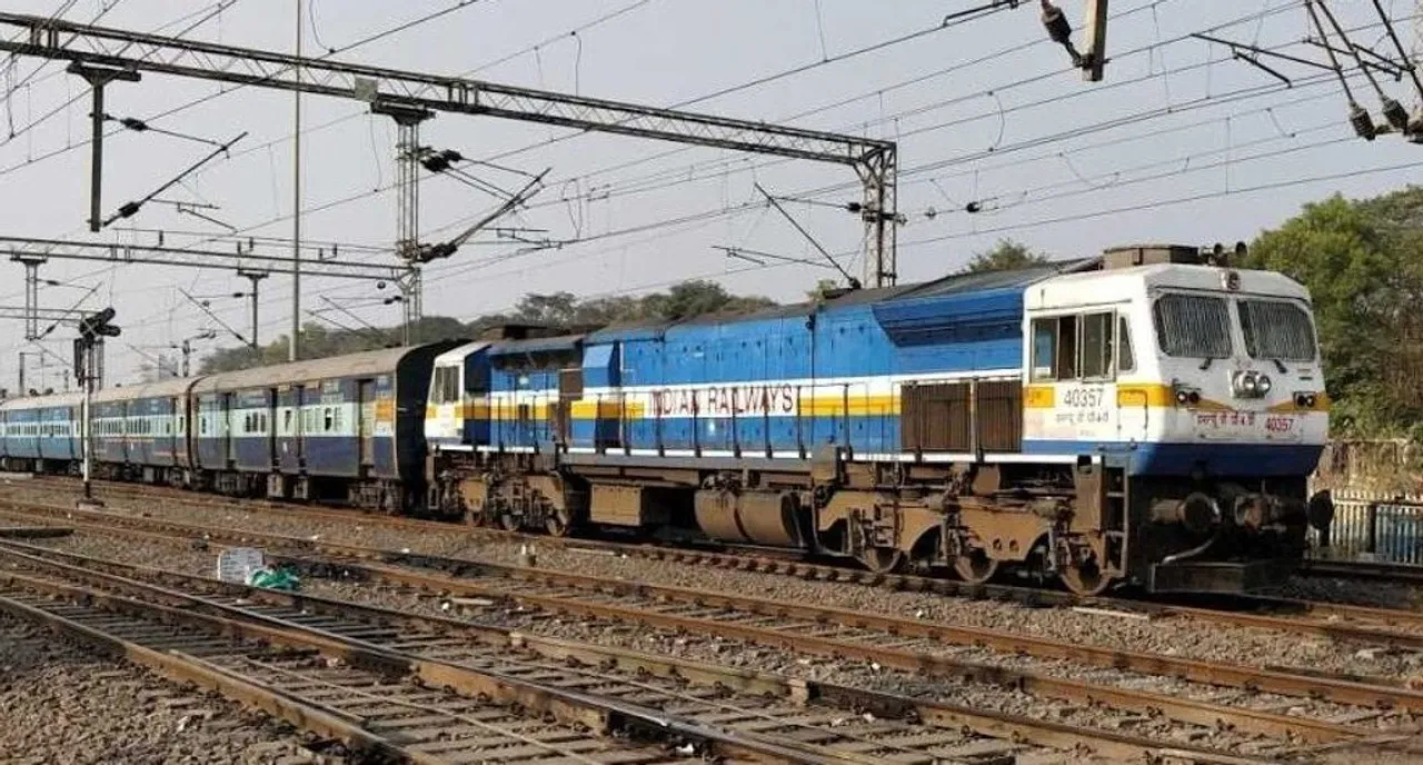  ଟ୍ରେନରେ ଯାତ୍ରା କରିବା ସମୟରେ ଏଭଳି ଭୁଲ କଲେ ହୋଇପାରେ ୩ବର୍ଷ ପର୍ଯ୍ୟନ୍ତ ଜେଲଦଣ୍ଡ ! ରେଳବାଇ ଦେଲା ଚେତାବନୀ